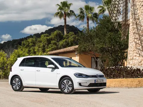 VW e-Golf Elektroauto in der Farbe weiss Ansicht von schräg Vorne