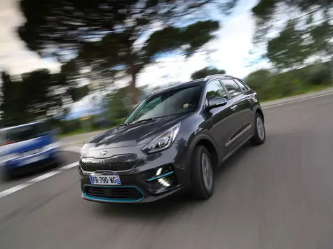 Kia e-Niro Elektroauto in der Farbe Silberblau Ansicht von schräg Vorne während der Fahrt