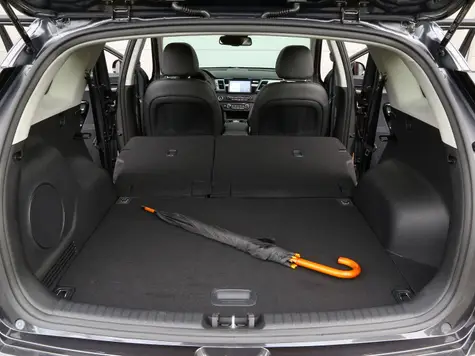 Kia e-Niro Elektroauto in der Farbe Silberblau Ansicht Kofferraum mit umgeklappten Sitzen
