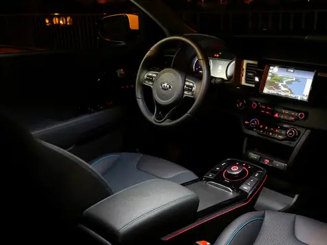 Kia e-Niro Elektroauto in der Farbe Silberblau Ansicht Cockpit Navigation und Display