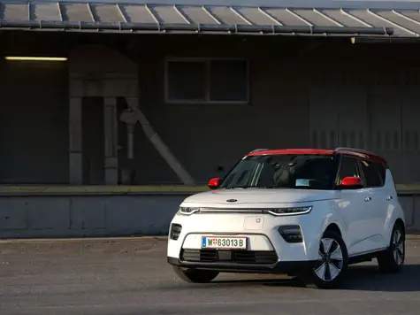 Kia e-Soul Elektroauto in der Farbe Weiss Ansicht von schräg Vorne im Stand