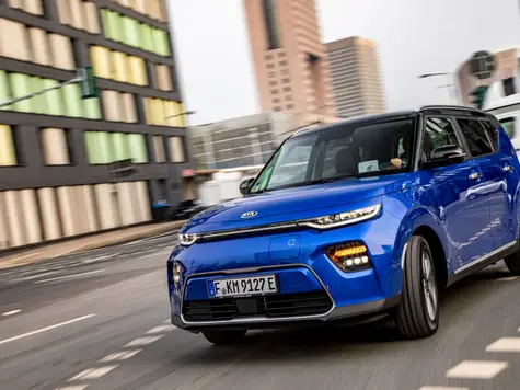 Kia e-Soul Elektroauto in der Blau Weiss Ansicht von schräg Vorne während der Fahrt