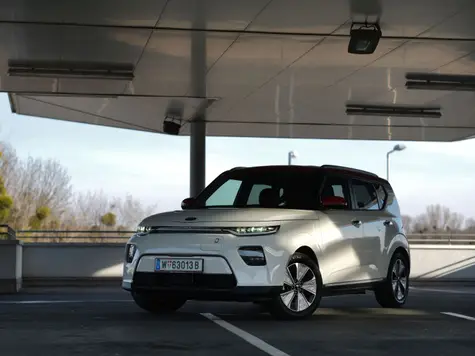 Kia e-Soul Elektroauto in der Farbe Weiss Ansicht von schräg Vorne im Stand