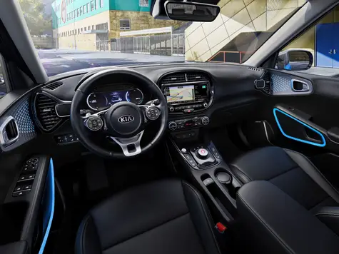Kia e-Soul Elektroauto in der Blau Weiss Ansicht des Cockpits Navigation und Displays