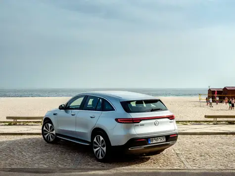 Mercedes EQC Elektroauto in der Farbe Silber Ansicht von schräg Hinten am Strand