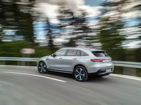 Mercedes EQC Elektroauto in der Farbe Silber Ansicht von der Seite während der Fahrt