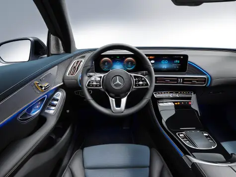 Mercedes EQC Elektroauto in der Farbe Silber Ansicht des Cockpits Navigation und Displays