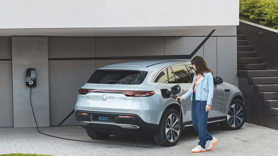 EVBox Elvi in Schwarz beim Laden eines Mercedes EQC
