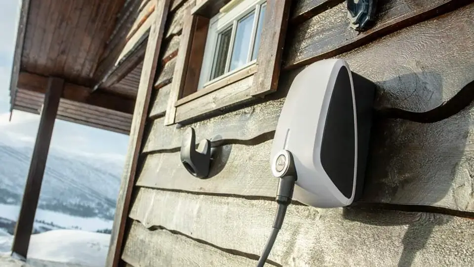 EVBox Elvi an Hauswand montiert