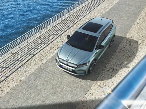 Skoda Enyaq iV Elektroauto in der Farbe türkis Ansicht von schräg Oben am Meer