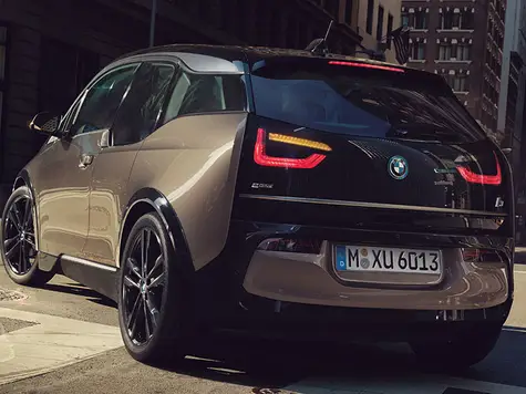 BMW i3 Elektroauto in der Farbe Braun Ansicht von schräg Vorne im Stand