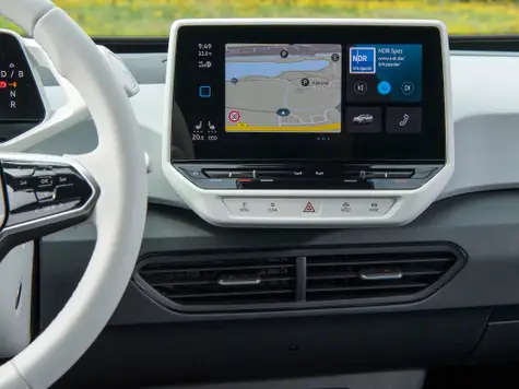 VW ID.3 Elektroauto in der Farbe Grau Ansicht des Cockpits und Navigation