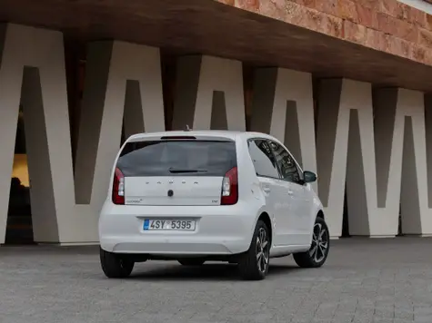 Skoda Citigo-e iV Elektroauto in der Farbe weiss Ansicht von schräg Hinten im Stand