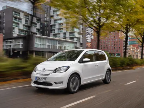 Skoda Citigo-e iV Elektroauto in der Farbe weiss Ansicht von schräg Vorne während der Fahrt