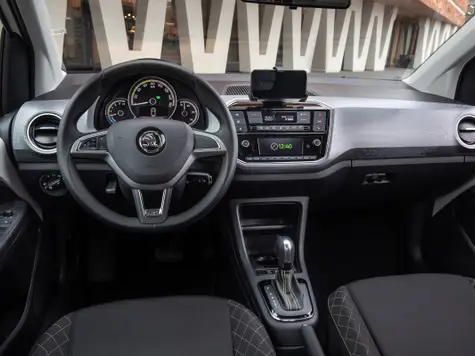 Skoda Citigo-e iV Elektroauto in der Farbe weiss Ansicht des Cockpit Navigation und Display