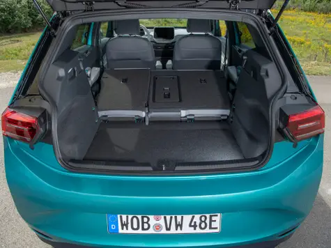 VW ID.3 Elektroauto in der Farbe Grau Ansicht des Kofferraums bei umgeklappten Sitzen