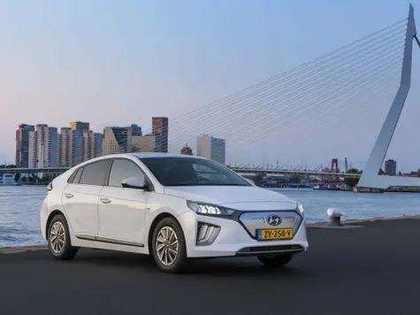 Hyundai Ioniq Elektro Elektroauto in der Farbe Weiss Ansicht von schräg Vorne im Stand