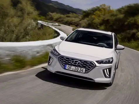 Hyundai Ioniq Elektro Elektroauto in der Farbe Weiss Ansicht von Vorne in der Fahrt