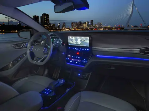 Hyundai Ioniq Elektro Elektroauto in der Farbe Weiss Ansicht Cockpit Navigationssystem und Display