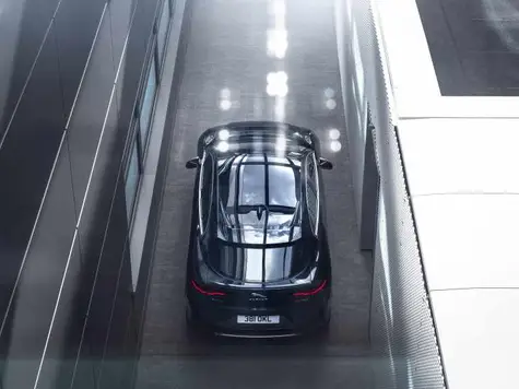 Jaguar I-Pace Elektroauto in der Farbe Schwarz Ansicht von schräg Oben