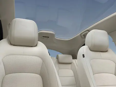 Jaguar I-Pace Elektroauto in der Farbe Schwarz Ansicht des Innenraums mit Panoramadach und Sitzen