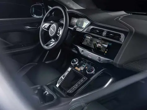 Jaguar I-Pace Elektroauto in der Farbe Schwarz Ansicht des Cockpits Navigationssystem und Display