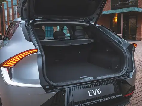 KIA EV6 in Farbe Stahlgrau Metallic mit Kofferraum