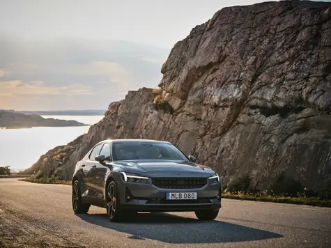 Polestar 2 Elektroauto in der Farbe grau Ansicht von schräg Vorne während der Fahrt