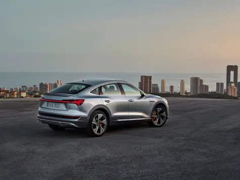Audi e-tron Sportback Elektroauto in der Farbe Silber Ansicht von schräg Hinten im Stand