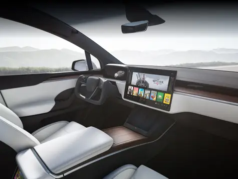 Tesla Model X Elektroauto in der Farbe weiss Ansicht des Innenraums und Displays