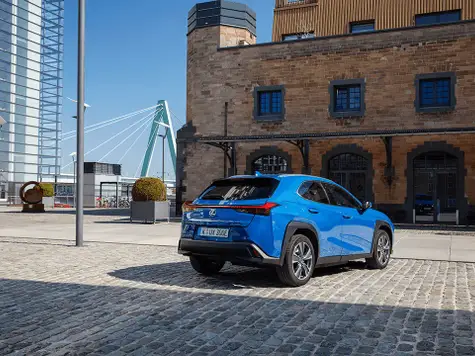 Lexus UX 300e in der Farbe blau Heckansicht in einem Hafen