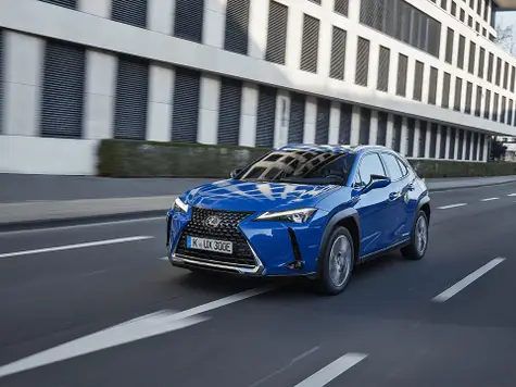 Lexus UX 300e in der Farbe blau Heckansicht auf einer Stadefahrt