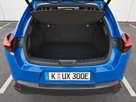 Lexus UX 300e in der Farbe blau Ansicht des Kofferraums