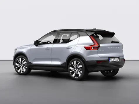 Volvo XC40 Recharge SUV Elektroauto in der Farbe grau. Ansicht von schräg Hinten