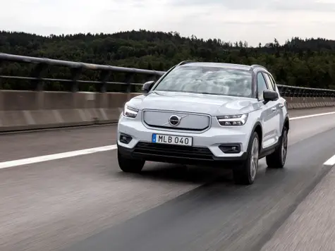 Volvo XC40 Recharge SUV Elektroauto in der Farbe grau. Ansicht von Vorne während der Fahrt