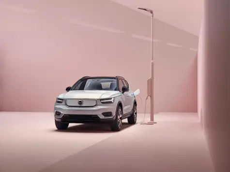 Volvo XC40 Recharge SUV Elektroauto in der Farbe grau. Ansicht beim Laden an einer Laterne. Studio.