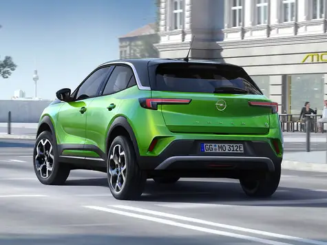 Opel Mokka-e in Farbe Grün aus der Heckperspektive