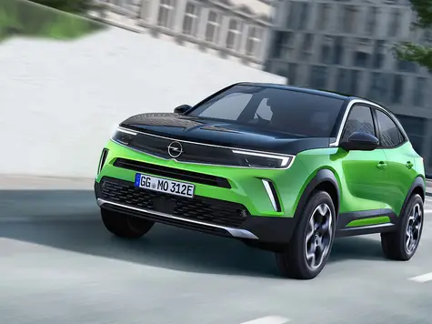 Opel Mokka-e in Farbe Grün auf der Straße