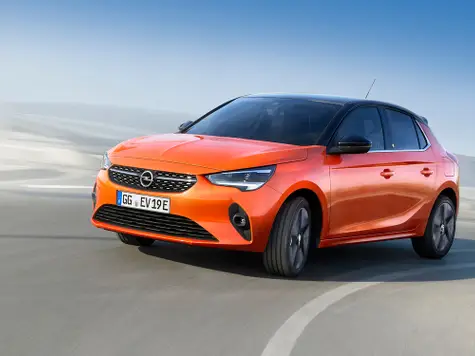 Opel Corsa-e Elektroauto in der Farbe orange Ansicht von der Seite Vorne im Stand
