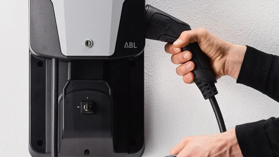 ABL eMH1 installiert auf der optionalen ABL Stele