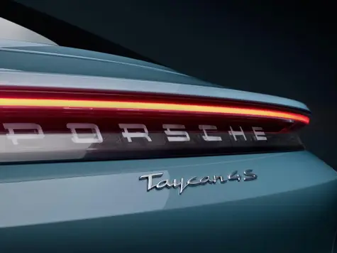 Porsche Taycan Elektroauto in der Farbe blaugrau Ansicht der Heckleuchte Design