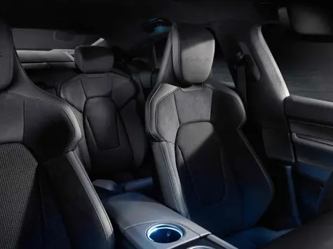Porsche Taycan Elektroauto in der Farbe blaugrau Ansicht des Innenraums und der Sitze