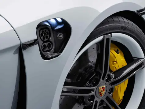 Porsche Taycan Elektroauto in der Farbe weiss Ansicht des Ladeports