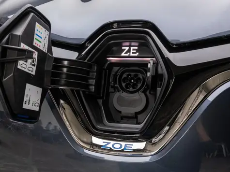 Renault Zoe Elektroauto in der Farbe grau Ansicht des Ladeports