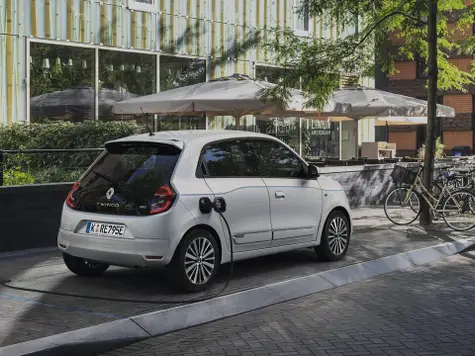 Twingo Electric E-Auto in der Farbe weiss Ansicht von schräg Hinten an einer Ladesäule