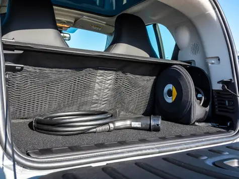 Smart fortwo Elektroauto in der Farbe grau Ansicht des Kofferraums