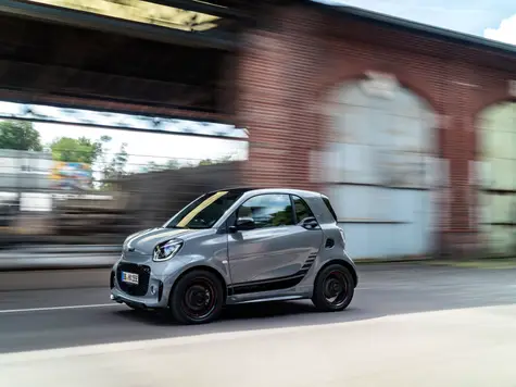 Smart fortwo Elektroauto in der Farbe grau Ansicht von der Seite