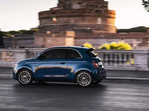 Fiat 500e Elektroauto in der Farbe grau Ansicht von der Seite